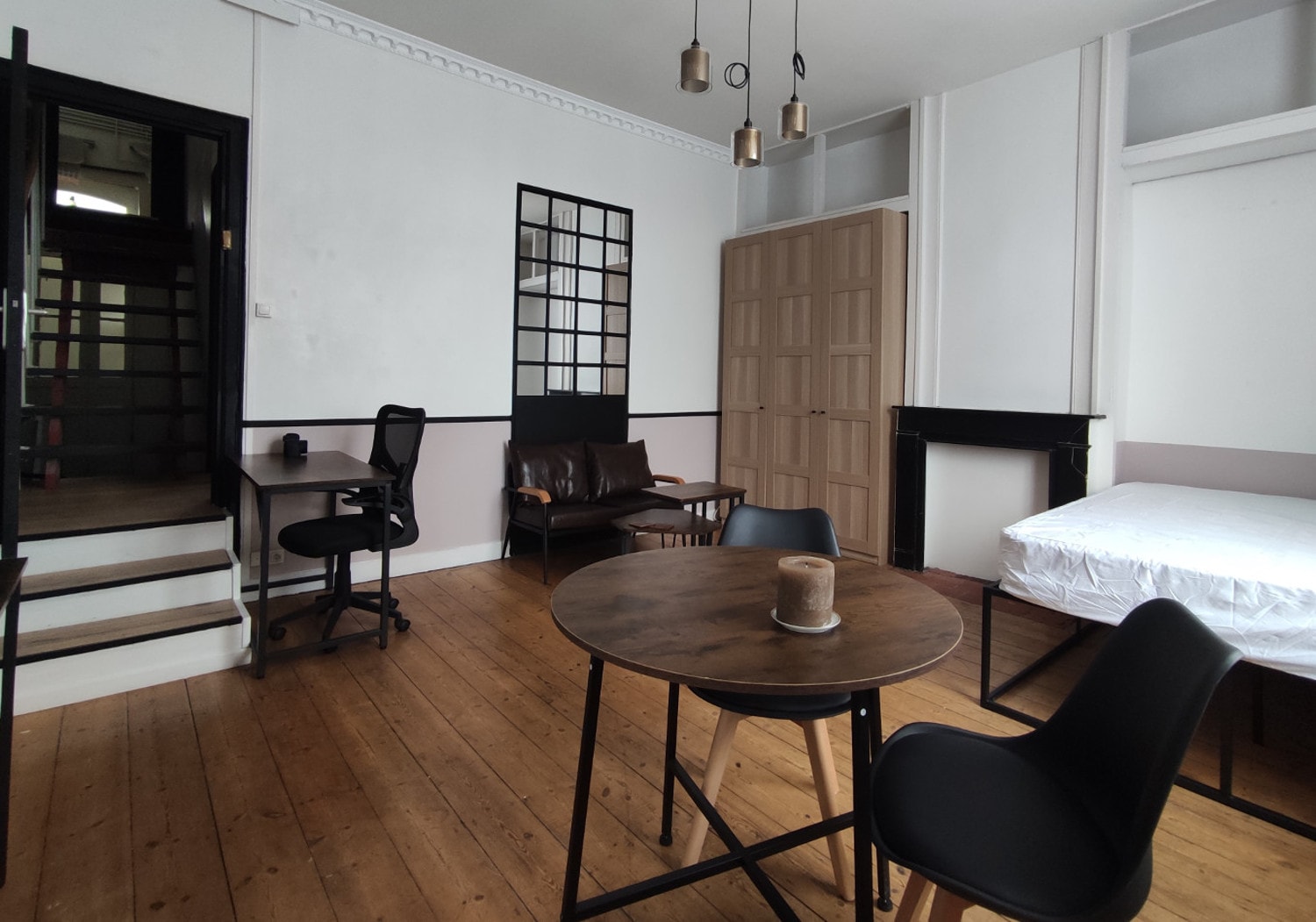 Chambre du premier étage sur rue avec salle de douche privative